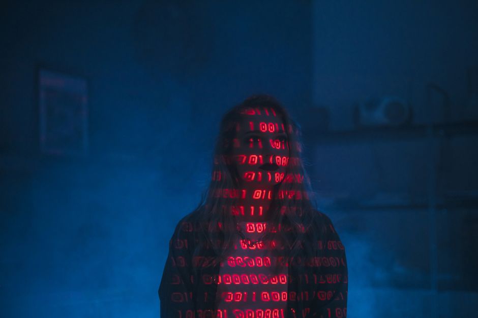 A computer screen displaying HTML code with a focus on the head section, including meta tags, stylesheet links, and the title 'Clase 1 CSS.' The code is color-coded with elements in blue, tags in oran